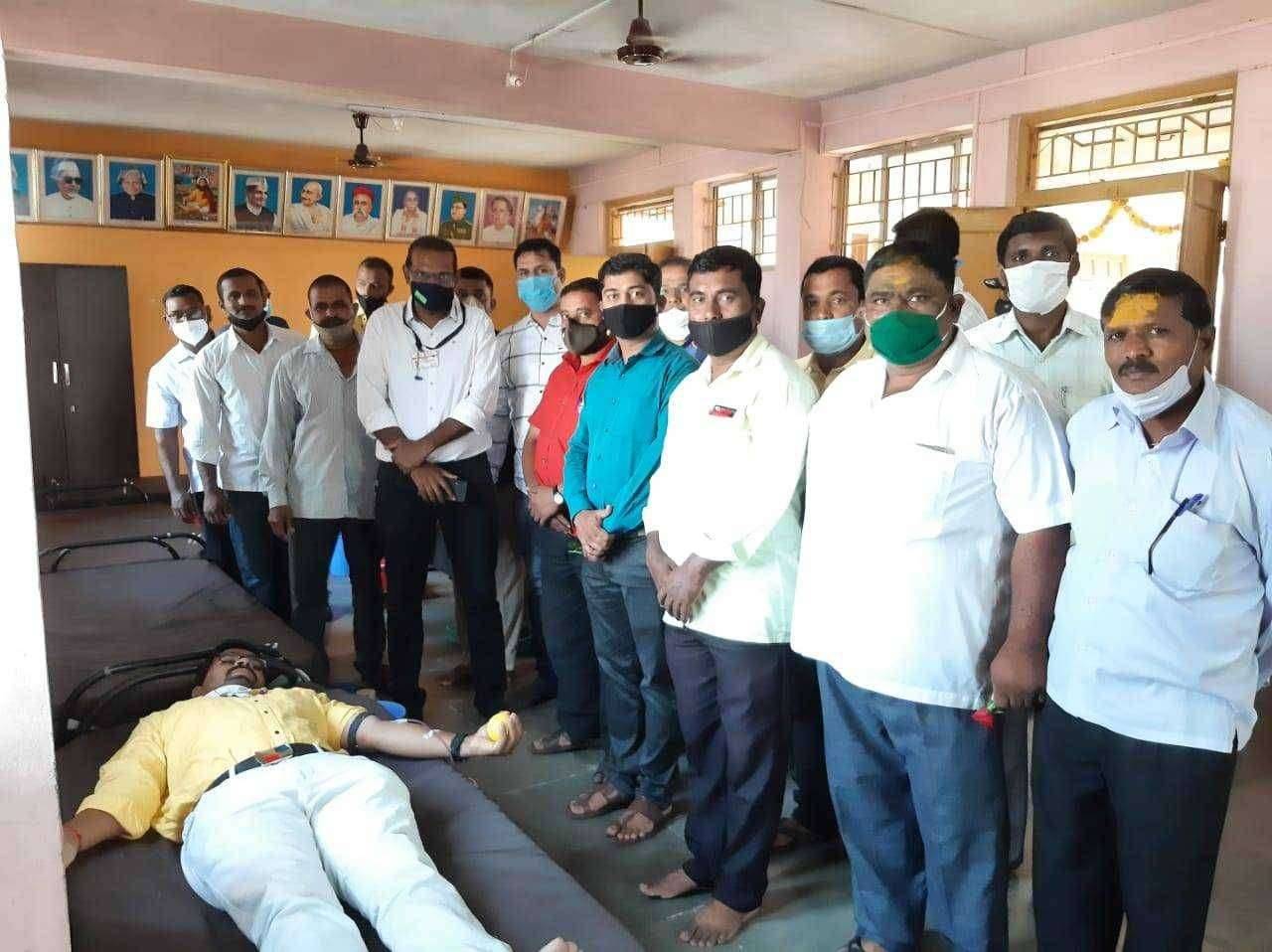 रक्तदान, सामाजिक कर्तव्य म्हणून केले आहे डॉ अभिजीत शिंदे