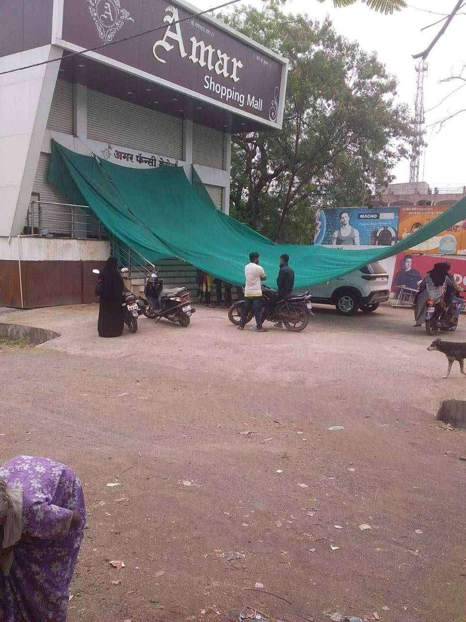 फैजपुरातील नगरपरिषद हाकेच्या अंतरावर असलेल्या अमर शॉपिंग मॉल वर लॉक डाऊन चे पूर्ण उल्लंघन सकाळपासून दुपारपर्यंत रेडिमेड कपड्यांची विक्री जोरात कारवाईची मागणी