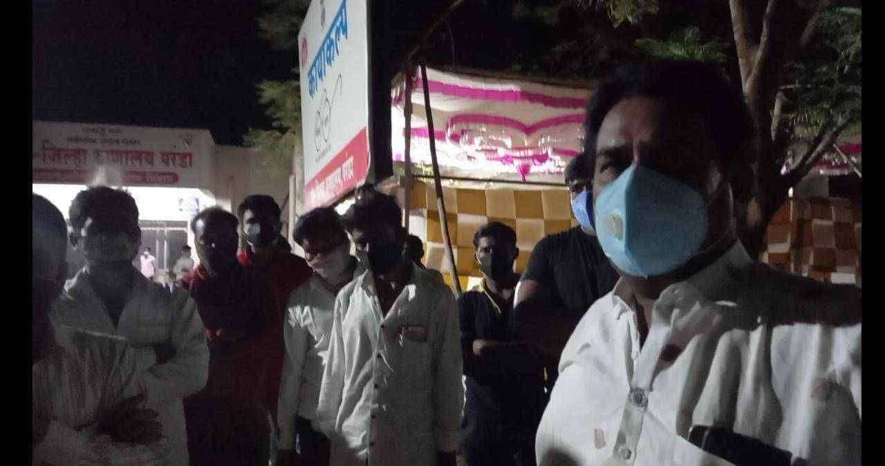 रुग्णांची अडचण सोडवीण्या साठी शिवसेना माजी आमदार ज्ञानेश्वर पाटील यांची रात्री ११ वाजता रूग्णालयात धाव मै हु ना काळजी करू नका म्हणत नातेवाईकांना दिला धिर