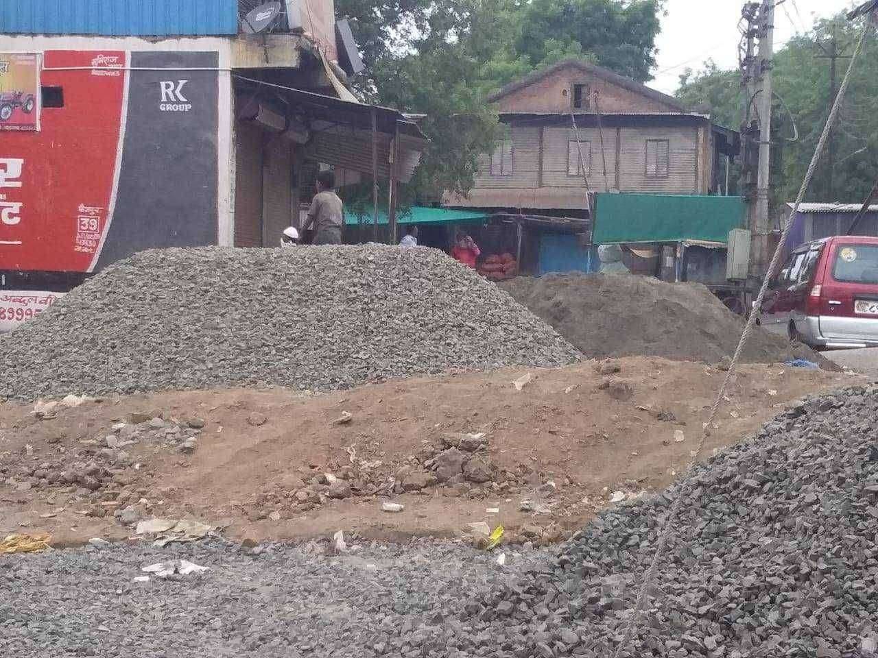 फैजपूर येथील मौलाना अबुल कलाम आझाद शॉपींग कॉम्प्लेक्स आवारात काँक्रीटीकरणाचे काम निकृष्ट दर्जाचे चौकशीची मागणी