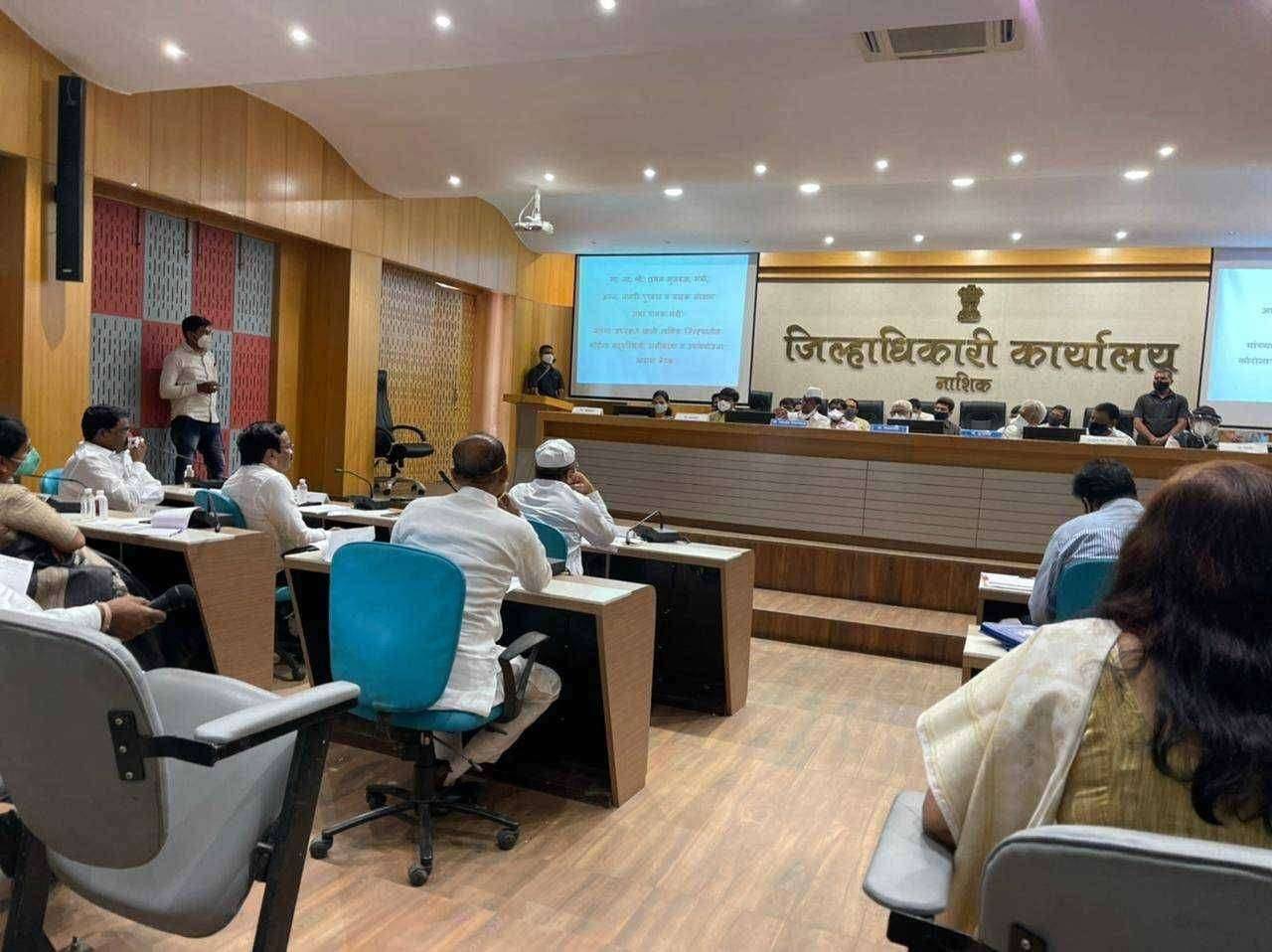 जिल्हाधिकारी कार्यालयात नियोजन भवन येथे कोरोना सध्यास्थिती , लसीकरण व त्यावरील उपाययोजना याबाबत पालकमंत्री नामदार छगनरावजी भुजबळ साहेब यांच्या अध्यक्षतेखाली आढावा बैठक संपन्न...