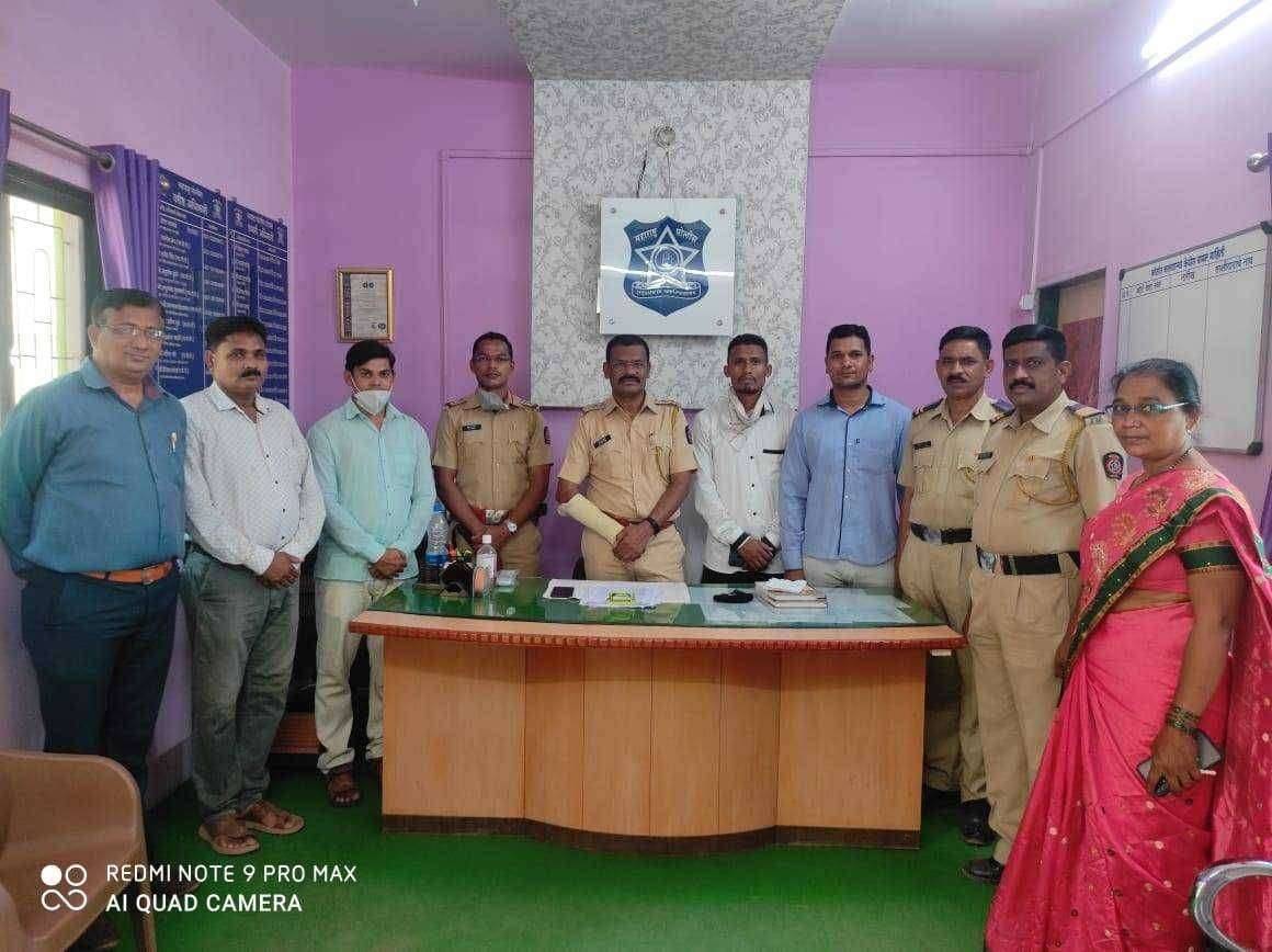 तडवी भिल लाईफ लाईन अंम्बुलंन्स एक जीवनदायीनी सपोनि देविदास इंगोले तडवी भिल समाज दुसरी लाईफ लाईन अंम्बुलंन्स साठी १३ हजारांची देणगी देत सावदा पोलिस स्टेशन स्टाफचां मदतीचा हात सावदा पोलिसांची मानवी रक्षा सह जीवनरक्षासेवा