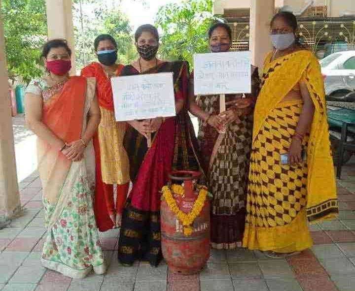 राष्ट्रवादी काँग्रेस महिलांकडून गॅसदर वाढी विरोधात आंदोलन