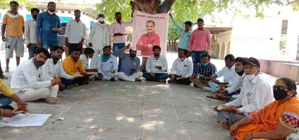 पाणी वाचवण्यासाठी उजनी संघर्ष समिती वाजवणार आमदारांच्या दारात हलग्या : अतुल खुपसे पाटील मंगळवेढा 35 गाव पाणी संघर्ष समितीची बैठक