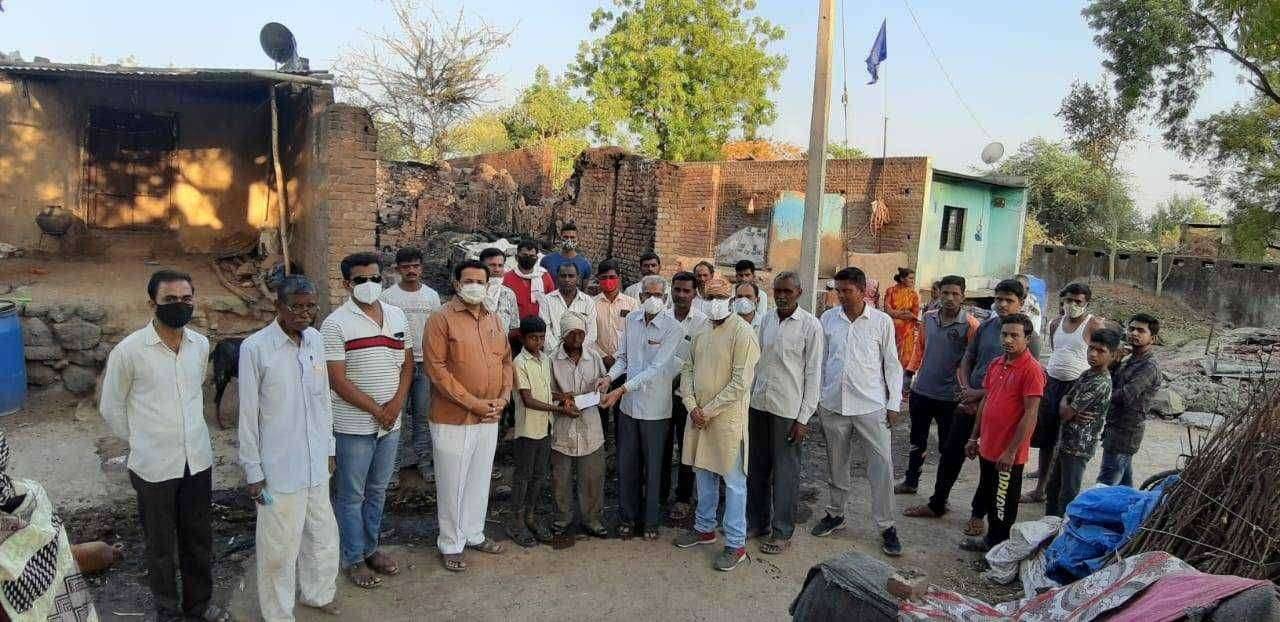 आदर्श शिक्षक स.ध. भावसार यांची आगग्रस्त कुटुंबाला मदत...