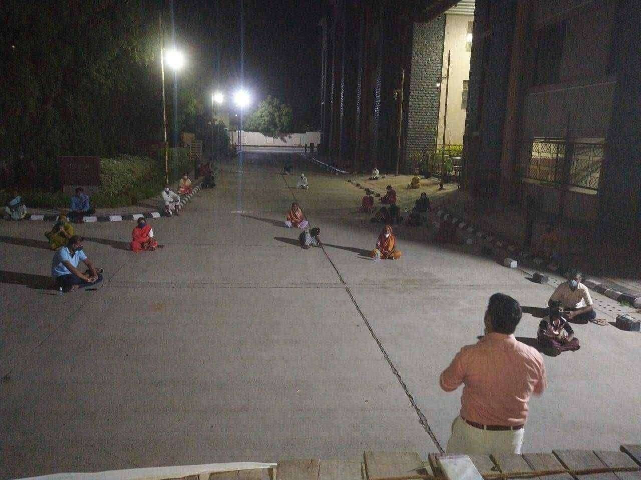 आत्मविश्वास जिद्द या जोरावर माणूस कशावरही मात करू शकतो.प्रा.दुपडे जनकल्याण कोवीड सेंटर मध्ये व्याख्यानाचा कार्यक्रम..,