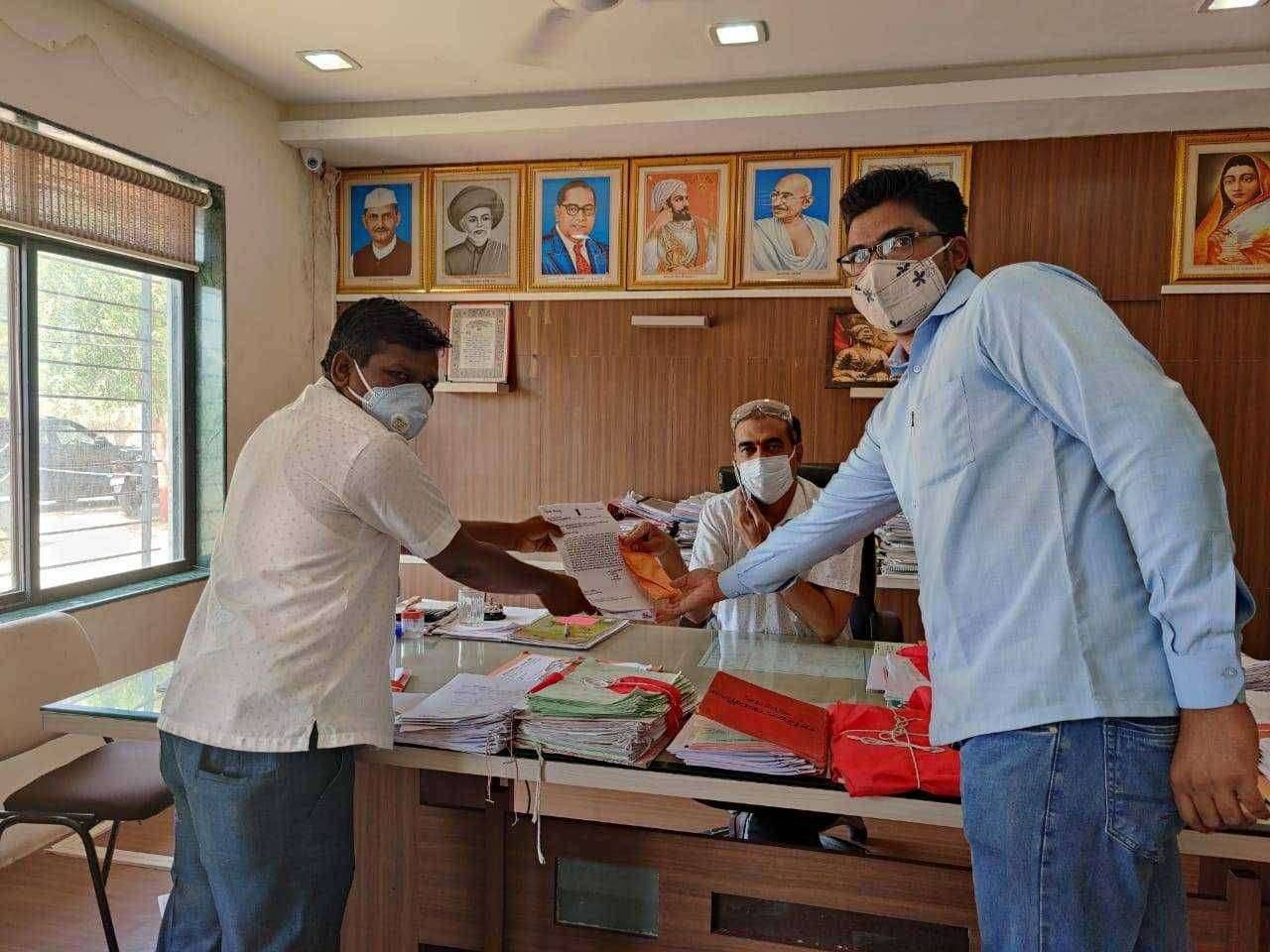 चांदवड शासकीय आश्रमशाळा व अनुदानित आश्रमशाळा स्तरावरून जमा केलेल्या कोविड -१९ जनसहाय्यता निधी तहसीलदार प्रदीप पाटील यांच्याकडे जमा