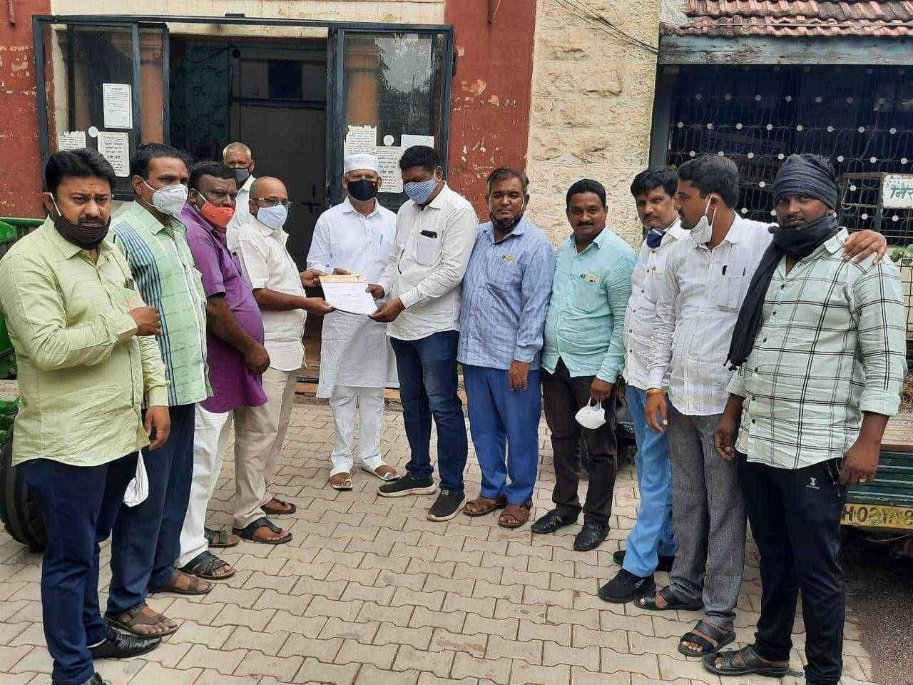 ?️ अमळनेर कट्टा... अमळनेर येथील उपविभागीय अधिकारी यांना आज आमदार श्री शिरीषदादा चौधरी मित्र परिवार आघाडीच्या वतीने जीवनावश्यक वस्तू विक्री केंद्राना वेळ वाढवून द्यावी व व्यवसाय सुरू करण्यासाठी सहनुभुतीपूर्वक विचार करण्याबाबत निवेदन देण्यात आले.