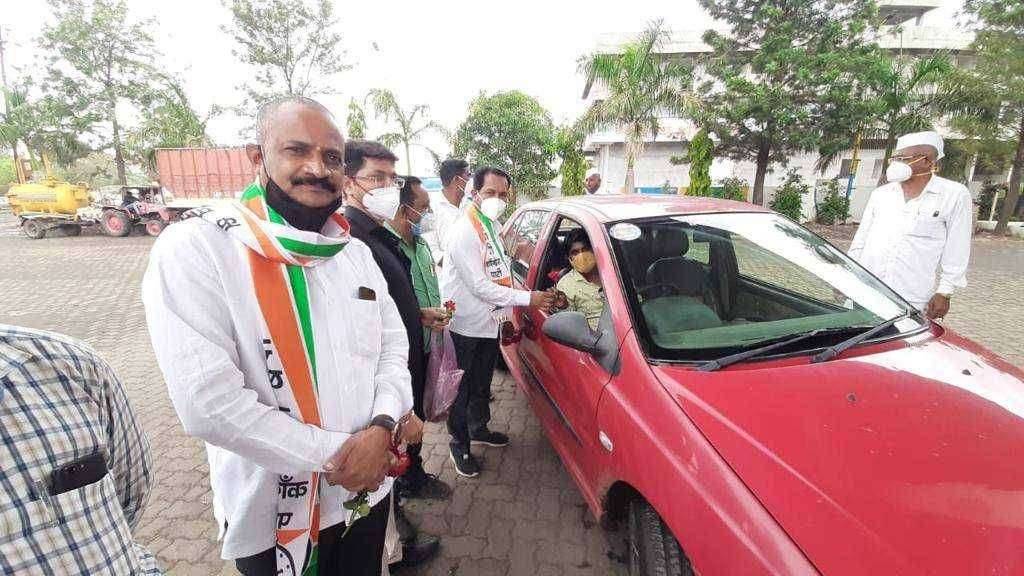 केंद्र सरकारच्या विरोधातर राष्ट्रवादी युवकचे गांधीगिरीने गुलाब देऊन आंदोलन