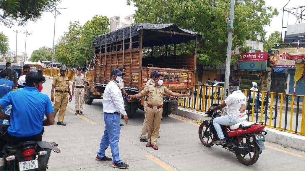 ?️अमळनेर कट्टा...अमळनेर पोलिसांची "ब्रेक द चेन" च्या संदर्भात उपविभागीय पोलीस अधिकारी राकेश जाधव आणि पोलीस निरीक्षक जयपाल हिरे यांची मोठी कार्यवाही...अनेकांना दंड..!