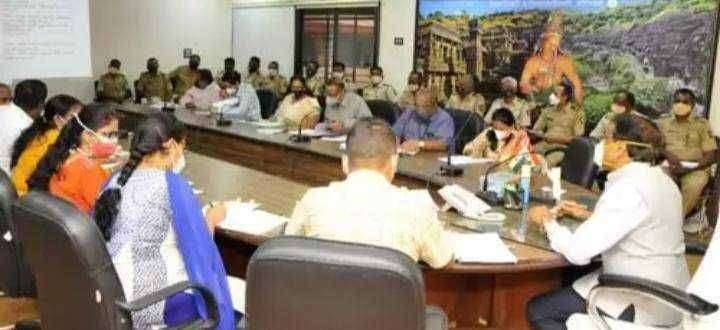 आत्महत्याग्रस्त शेतकऱ्यांच्या कुटुंबियांना तत्पर मदत करा - जिल्हाधिकारी