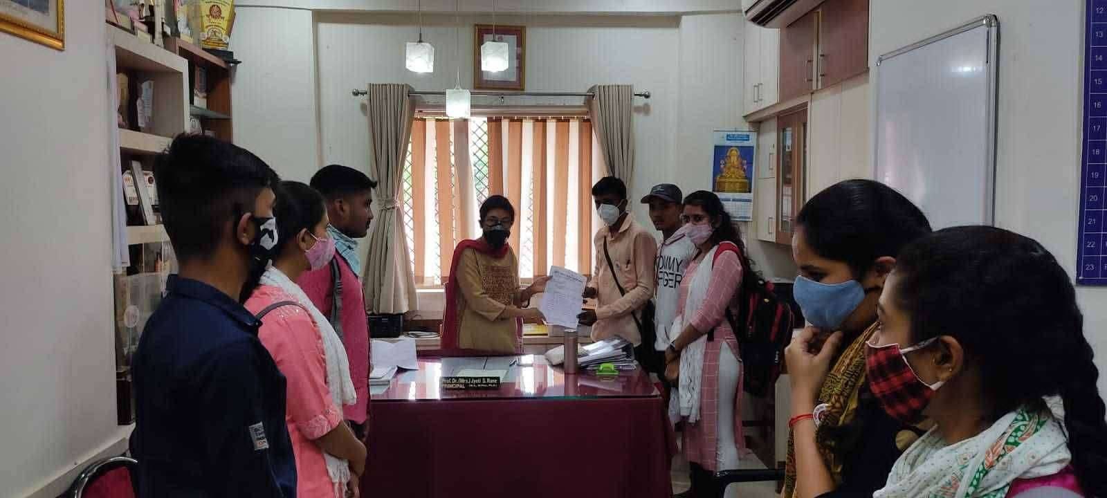 ?️ अमळनेर कट्टा ... शिक्षणमंत्री वर्षा गायकवाड यांच्या आदेशाला धुडकावून महाविद्यालयात संपूर्ण शुल्क आकारणी ; फी परत करा अन्यथा विध्यार्थीचाआंदोलचना इशारा