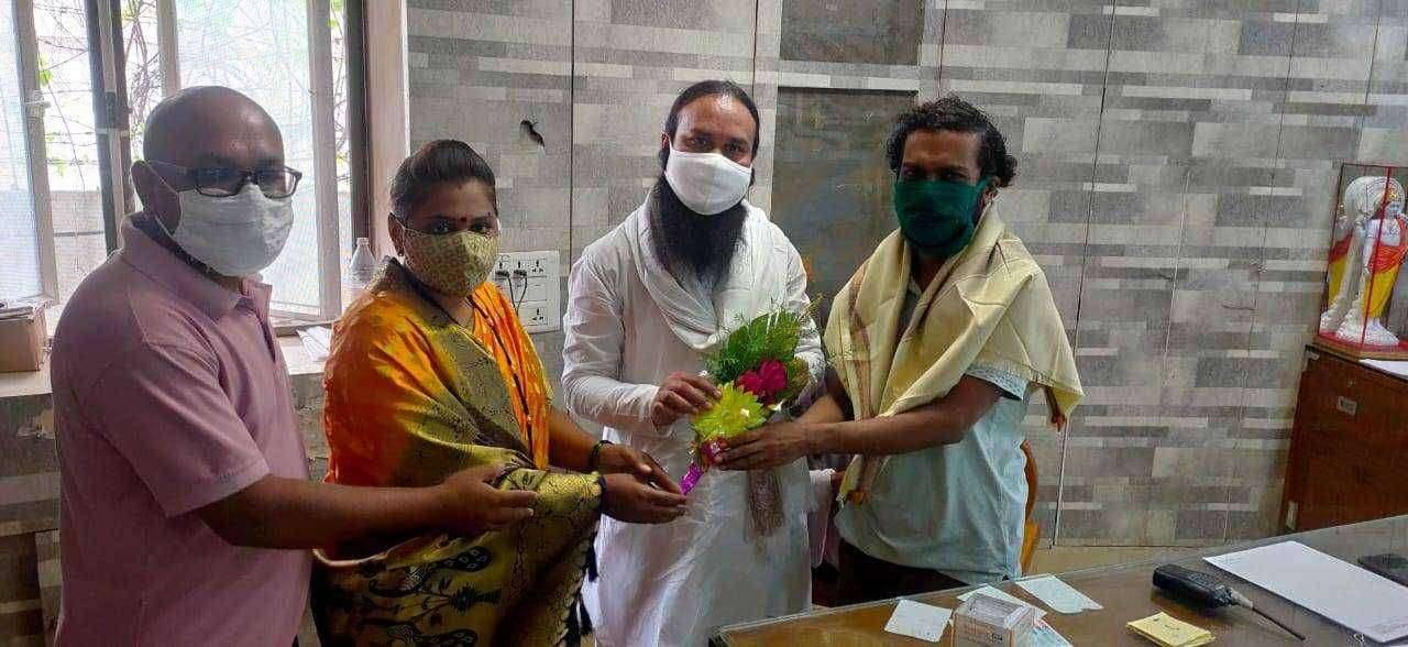 फैजपूरात लसीकरण केंद्रासाठी कर्मचारी उपलब्धकरुन दिल्याबद्दल आशीर्वाद हॉस्पिटलचे डॉक्टर शैलेश खाचणे यांचे आभार