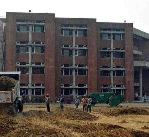 सावदा येथे शाळेच्या नावावर बांधलेली इमारत बेकायदेशीर तक्रार वरून सावदा पालिकेने बजावली नोटीस