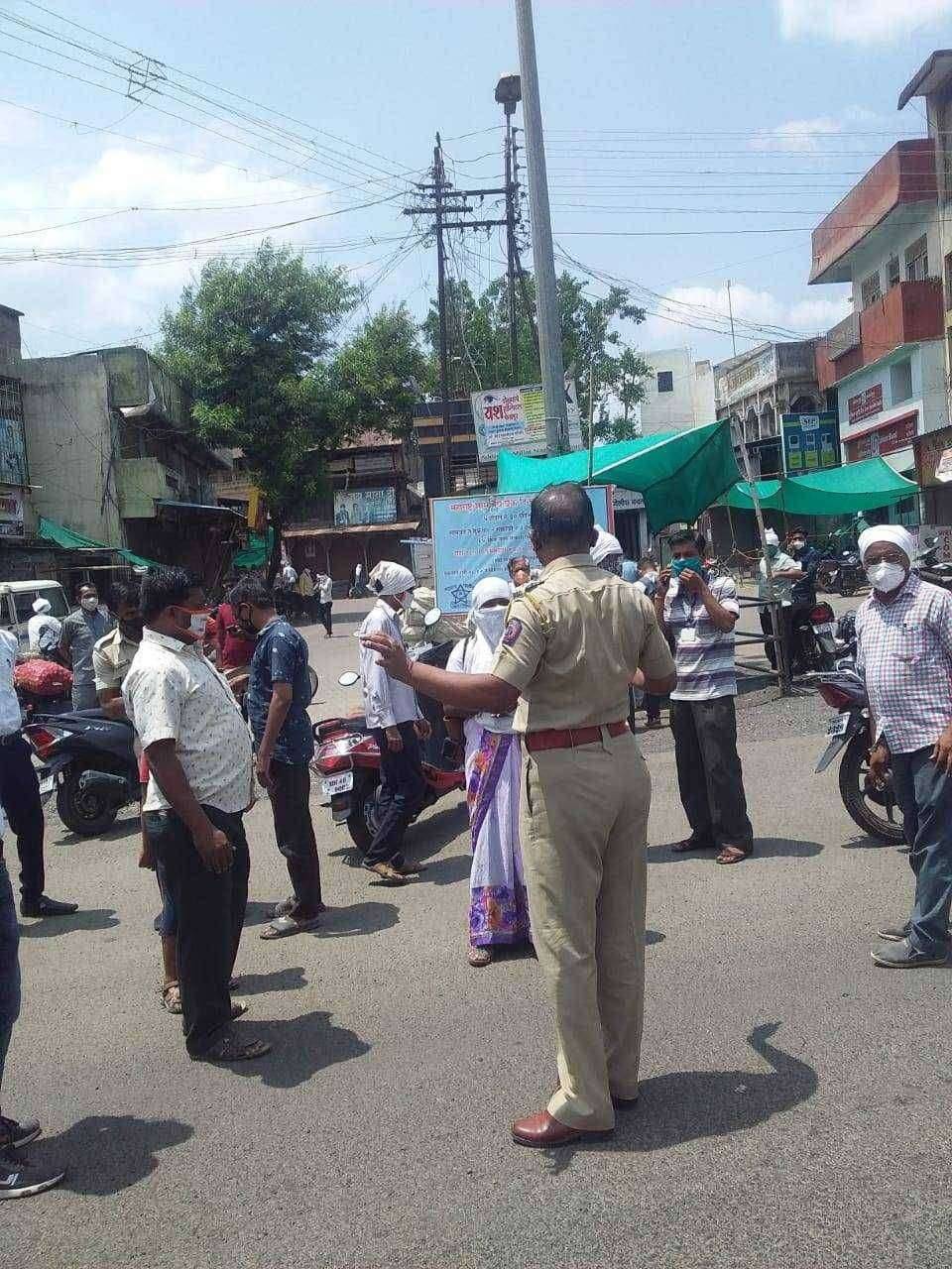फैजपुरात विनाकारण येणार्या जाणाऱ्यांवर फैजपूर पोलिसांतर्फे व नगरपरिषद तर्फे संयुक्त कारवाई