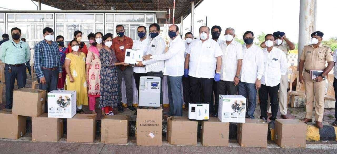 लसीकरण पूर्ण झाल्याशिवाय जीवन पूर्ववत होणार नाही ग्रामविकास मंत्री हसन मुश्रीफ यांचे प्रतिपादन कागल केअर सेंटरमध्ये कोरोना आढावा बैठक व ऑक्सिजन कॉन्सन्ट्रेटर वाटप