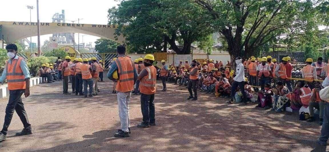 अल्ट्राटेक सिमेंट कंपनी मध्ये कंत्राटी कामगारांचे काम बंद आंदोलन विजय क्रांती कामगार संघटनेचे नेतृत्व