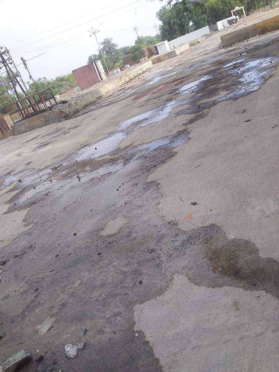 फैजपूर येथील मौलाना अबुल कलाम आझाद शॉपिंग कॉम्प्लेक्स आठवडे बाजारातील निकृष्ट दर्जाच्या कामामुळे काँक्रीटीकरणाच्या ठिकाणी पाणी साचत असल्यामुळे नागरिकांत तीव्र नाराजी