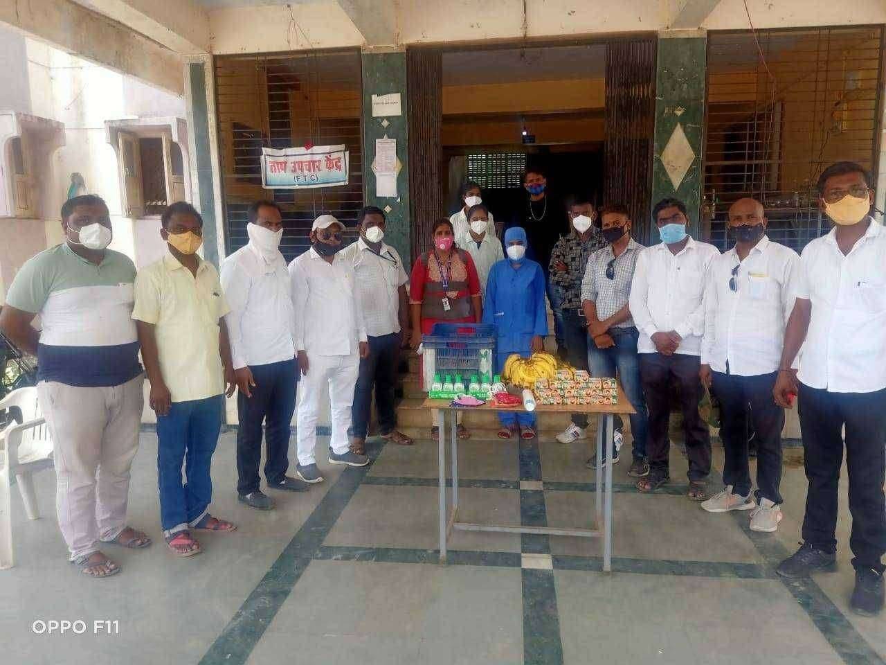 आमदार शिरीष चौधरी यांच्या वाढदिवसानिमित्त युवक काँग्रेस तर्फे फळे,मास्क सेनिटायझर वाटप