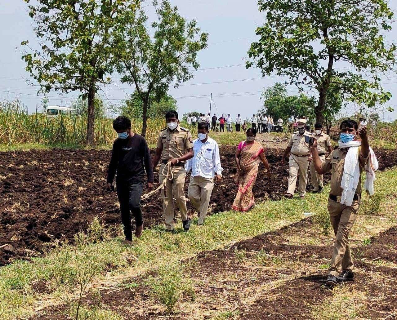 ? Crime Dairy शिरूर येथील सोनाराचा खून करून भातकुडगाव येथे पुरला म्रुतदेह,दोन आरोपींना अटक एक फरार ?