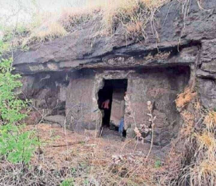 नाशिक त्रिरश्मी बुद्ध लेणीं समुहात दोनशे वर्षांनंतर आता नवीन 2 लेणींची भर साफसफाई सुरू असताना मिळाल्या दोन प्राचीन बुद्ध लेणी...