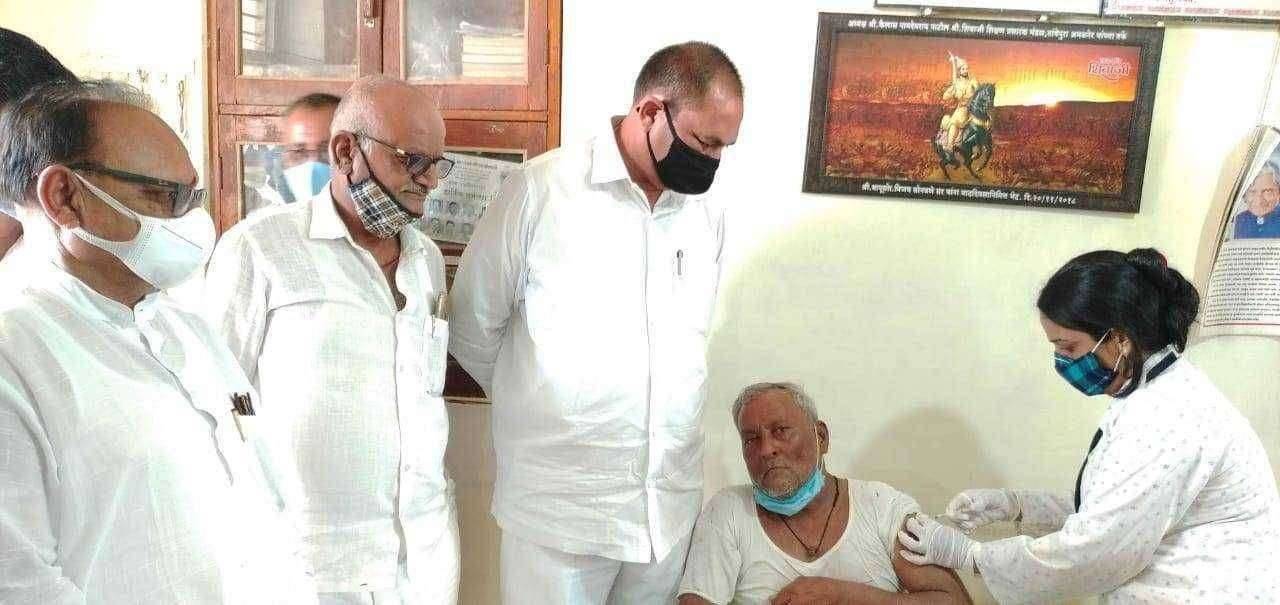 ?️ अमळनेर कट्टा... भरवस येथे लसीकरण शिबीरास आमदार पाटील यांनी दिली दिली भेट व जाणून घेतली माहिती...