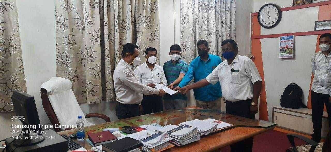 ?️अमळनेर कट्टा..तलाठी बांधवावर जिवावर बेतलेल्या हल्ल्याच्या निषेधार्थ लेखणी बंद आंदोलन