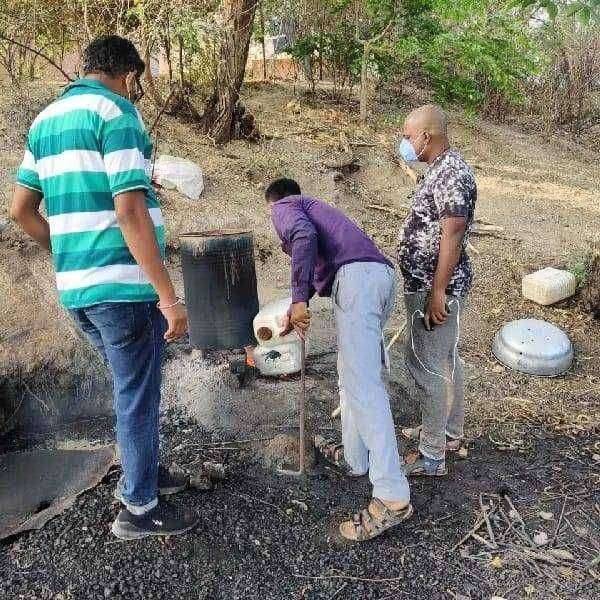 तामसवाडी येथे बोरी नदी किनारे सत्तावन्न हजाराची गावठी दारू नष्ट...