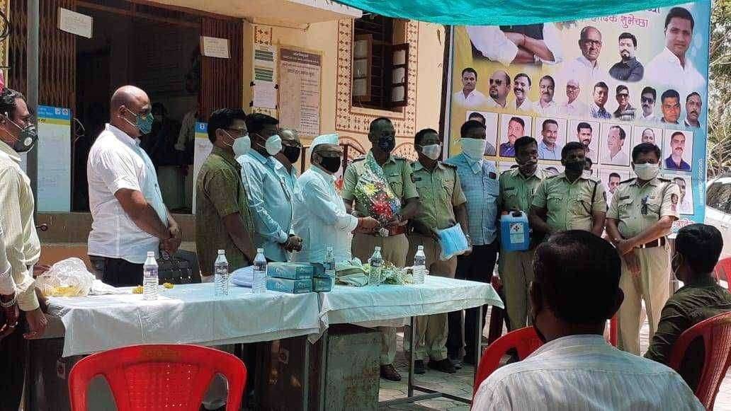 कोरोनाकाळात कार्य करणाऱ्या योद्द्यांचा सन्मान करणे गरजेचे-आ शिरीष चौधरी. निंभोरा प्रा आ केंद्रात आ शिरीष चौधरी यांच्या वाढदिवसानिमित्त मास्क,सॅनिटायझर साहित्य वाटप.