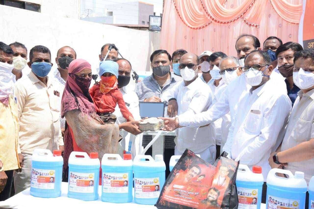 नांदगाव चे आमदार सुहास (आण्णा) कांदे यांच्या माध्यमातून शिवसेना तर्फे ग्रामिण रुग्णालय नांदगांव, उपजिल्हा रुग्णालय मनमाड, व प्राथमिक आरोग्य केंद्र येथिल कोविड सेंटरसाठी ६ व्हेंटीलेटर उपलब्ध करून देण्यात आले.