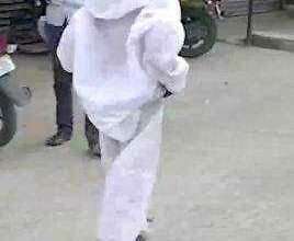 ? गंभीर! परळी शहरात वापरलेले पीपीई किट रस्त्यावर फेकले अन् वेडसर व्यक्ती घालून फिरला रस्त्यावर