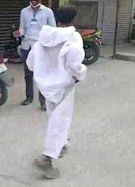 ? गंभीर! परळी शहरात वापरलेले पीपीई किट रस्त्यावर फेकले अन् वेडसर व्यक्ती घालून फिरला रस्त्यावर