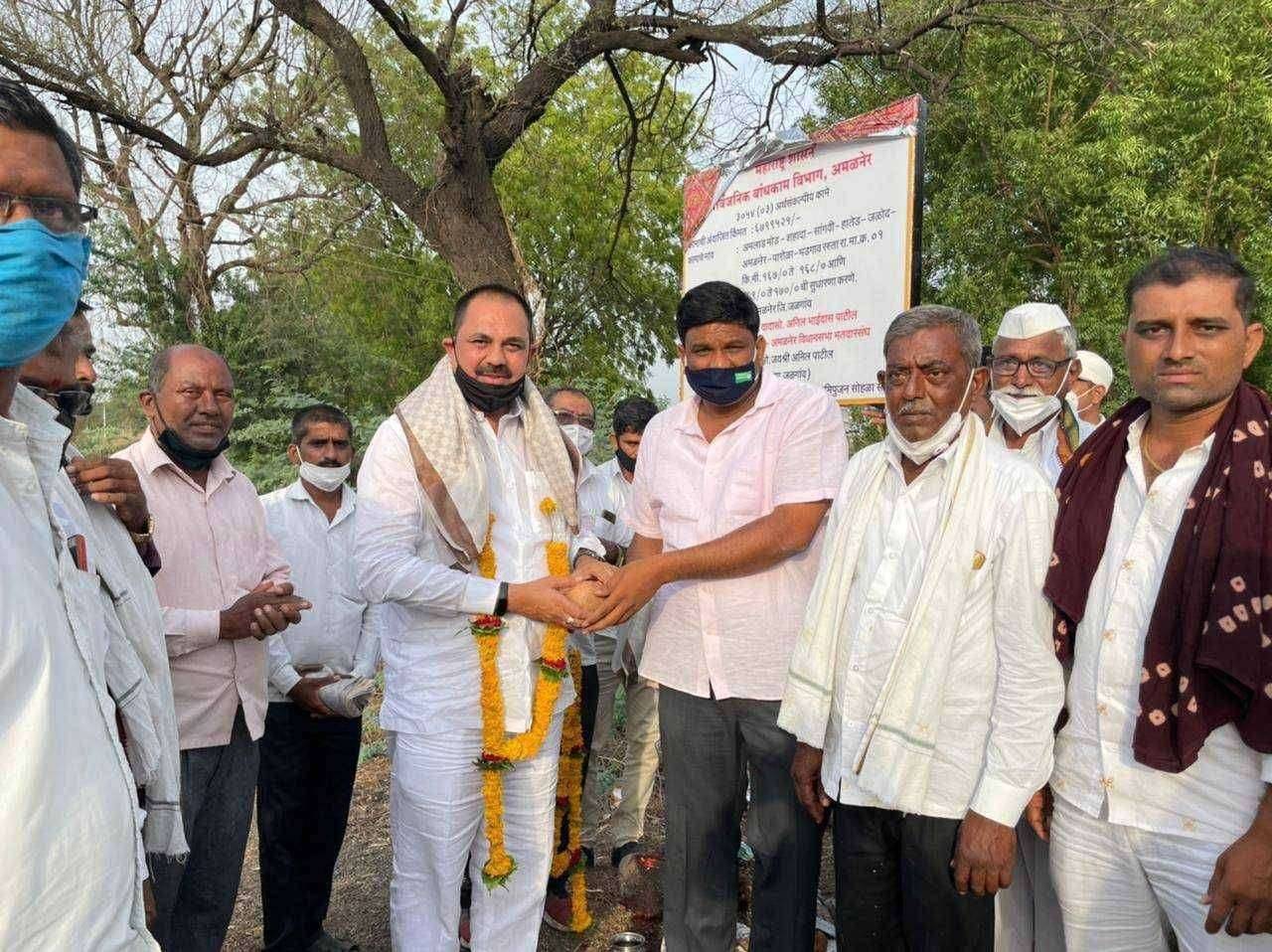 ?️ अमळनेर कट्टा... बहादरवाडी ते सडावण रस्त्यावर दुरुस्ती कामाचा शुभारंभ.