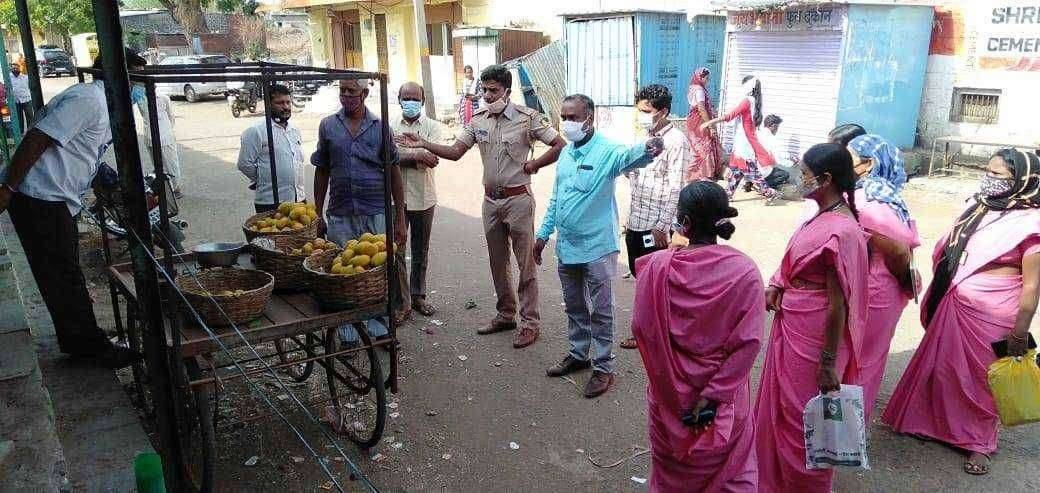 महसूल विभाग व ग्रामपंचायत च्या वतीने फळ विक्रेतेना लस घेण्याचे आदेश...