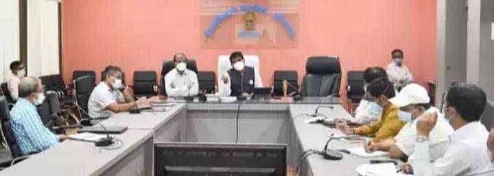 आत्महत्याग्रस्त शेतकरी कुटुंबांना शासकीय योजनांचा लाभ मिळवून द्या - जिल्हाधिकारी