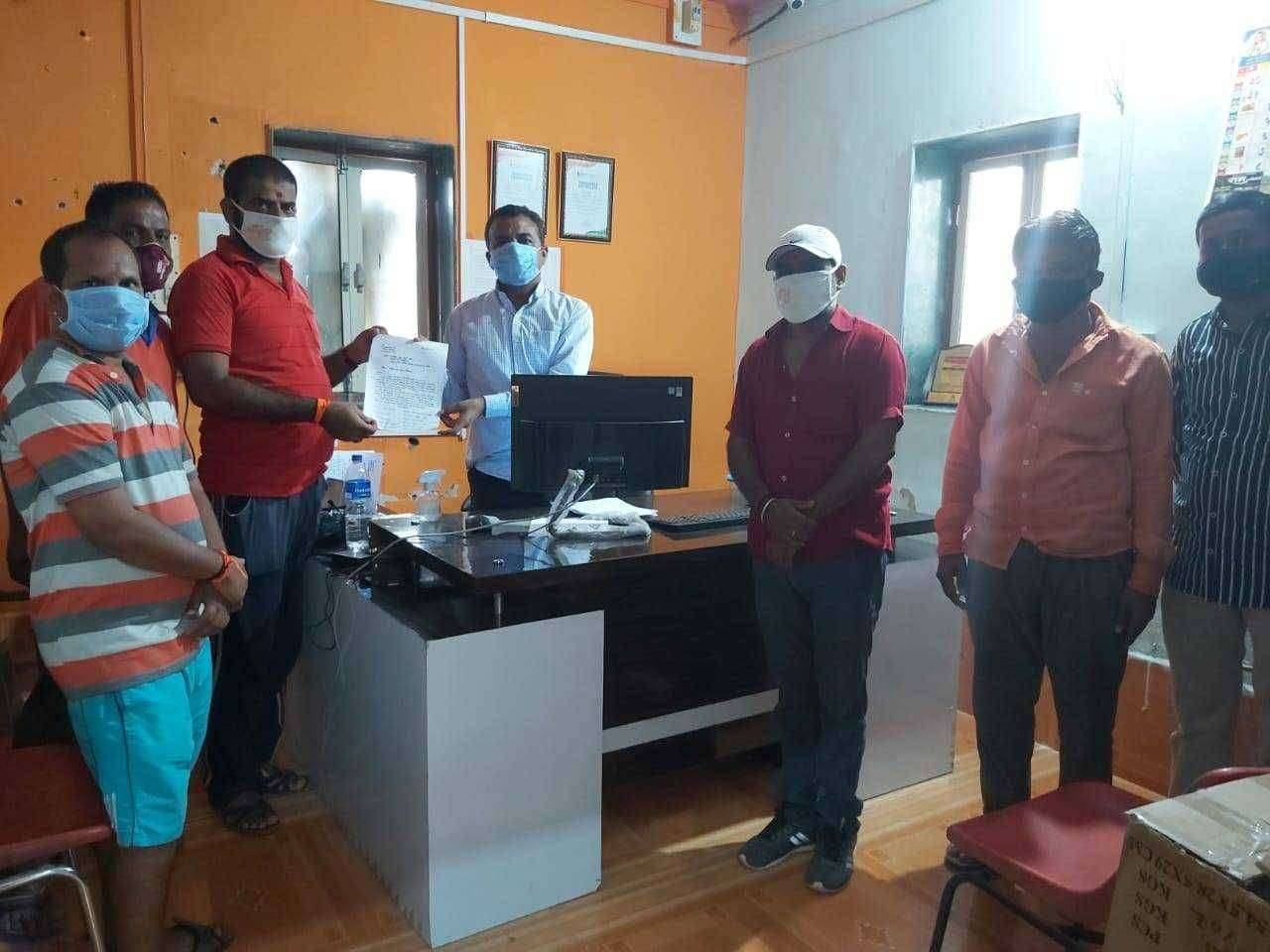 चांदवडला नियमित पाणी पुरवठा होणेसाठी नागरिकांच मुख्याधिकारी कदम यांना निवेदन