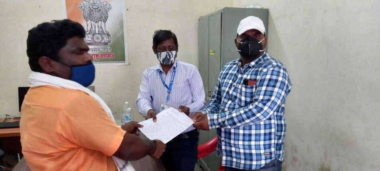 डोमगावच्या रेशन दुकान दारावर गुन्हा दाखल करण्याची मागणी 