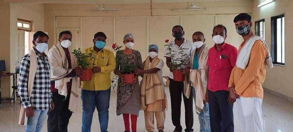 125 अंत्यविधी करणाऱ्या नगर परिषद कर्मचाऱ्यासह आरोग्य यंत्रणेचा कोविड योद्धा म्हणून सन्मान