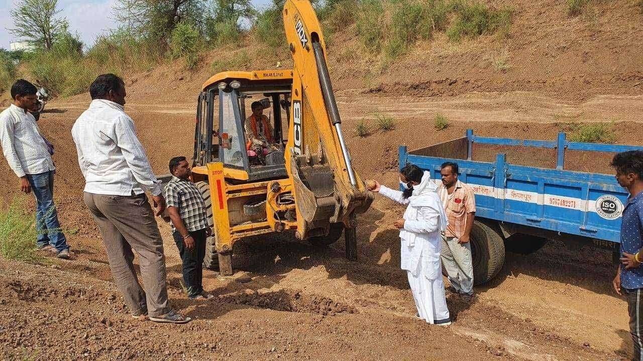 पाणी अडवा पाणी जिरवा-- धाडी नदी पात्रात खड्डा खोलीकरणास सुरुवात : शेतकऱ्यांनी स्वयंस्फूर्तीने पुढाकार घेण्याचे आवाहन