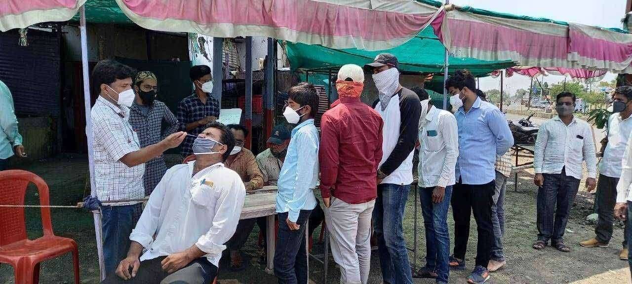 विना कारण रस्त्यावर फिरणाऱ्या ५८ नागरीकांची परंडा येथे कोरोना तपासणी  सर्वाचा अहवाल निगेटिव्ह दुसरी लाट ओसरू लागली