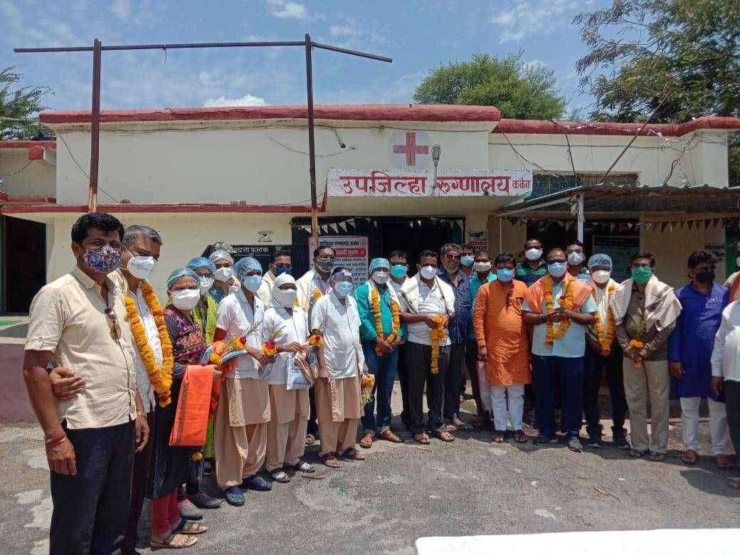 कळंब येथे भाजपा च्या व युवा मोर्चाच्या वतीने सेवा कार्य दिन साजरा