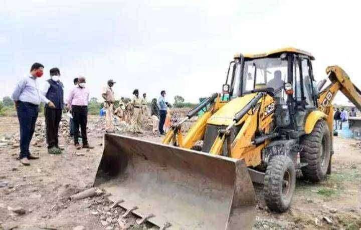 जिल्हाधिकारी सुनील चव्हाण यांच्या उपस्थितीत अतिक्रमण जमीनदोस्त...