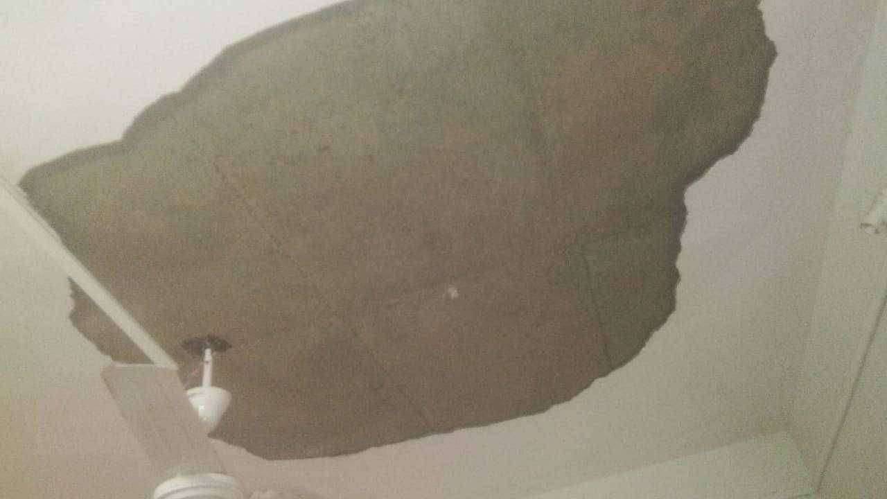 ?️अमळनेर कट्टा....Breaking...पोलीस वसाहतीतील पोलीस बांधवाचे राहत्या घराचे छत कोसळले..!सुदैवाने कोणतीही जिवीत हानी नाही..!निकृष्ठ कामाचा प्रत्यय..! पोलिसांचे जीवन धोक्यात..!