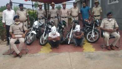 मेहकर पोलीसांनी दोन दुचाकी चोरीला अटक...