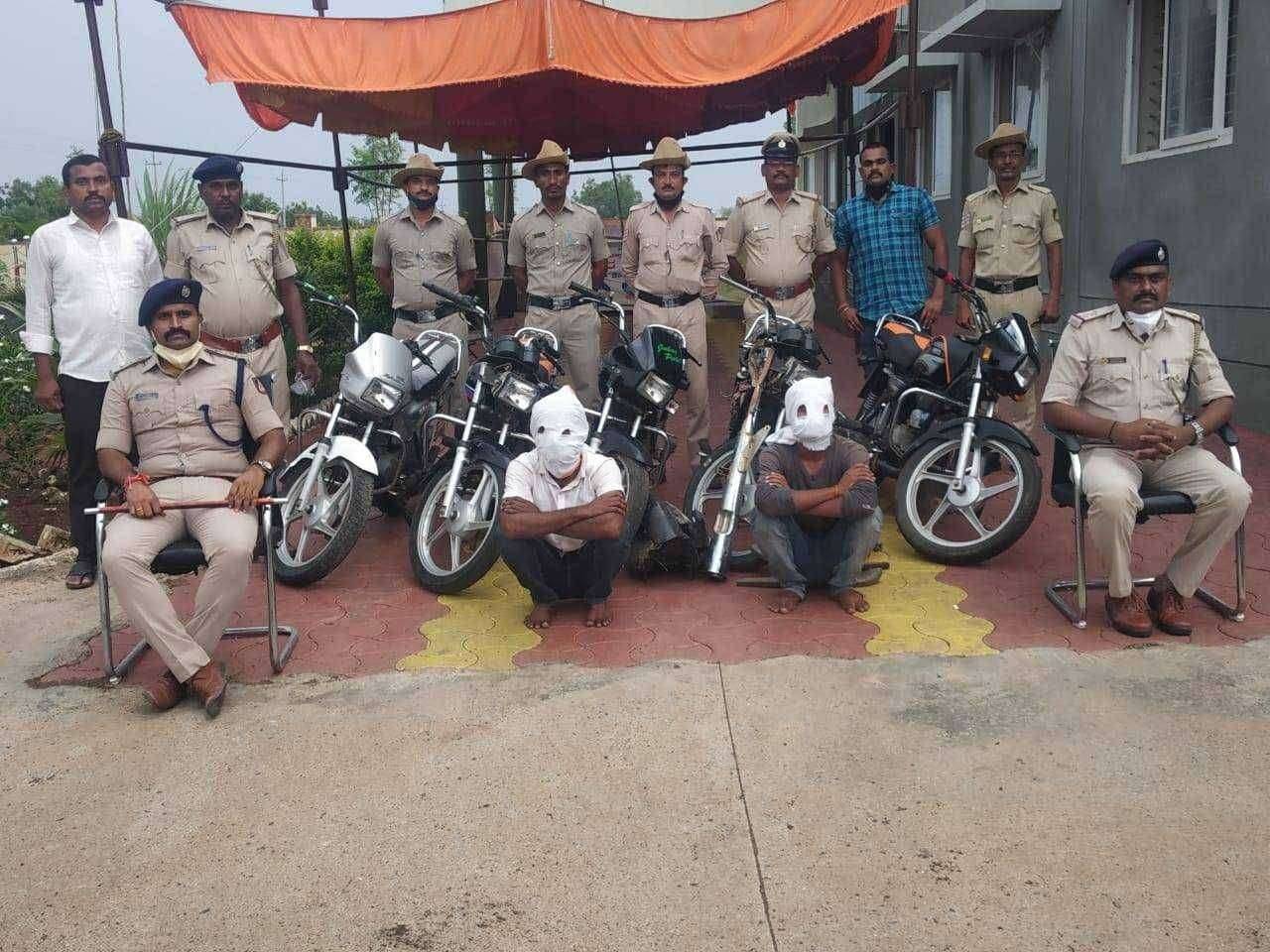 मेहकर पोलीसांनी दोन दुचाकी चोरीला अटक...