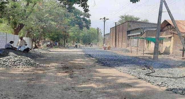 यावल शहरात रस्ता डांबरीकरणाच्या कामाला सुरूवात..