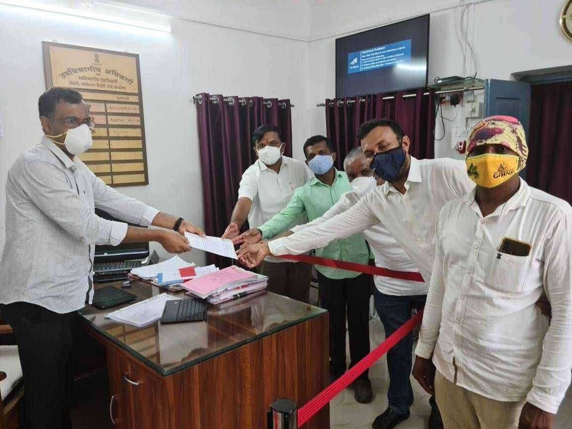 दिंडोरी नगरपंचायती कडून शासनाच्या आदेशाला केराची टोपली.  व्यापाऱ्यांची उपविभागीय अधिकारी आहेर यांच्याकडे धाव