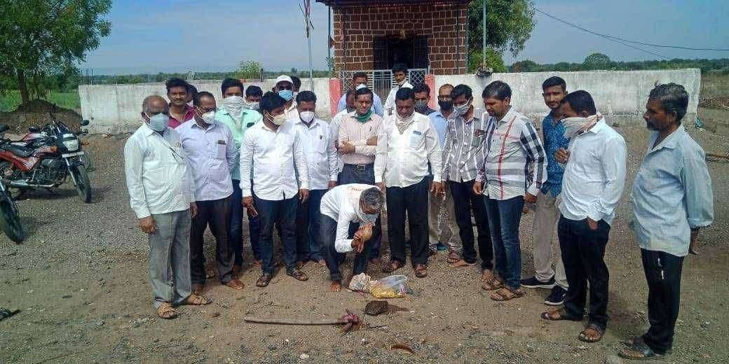 वडुलेखुर्द येथे स्व.ना.गोपीनाथ मुंडे यांच्या पुंण्यतीथी निमित्ताने लोकवर्गणीतून कानिफनाथ मंदिर परिसरात सुशोभीकरणाचा शुभारंभ संपन्न