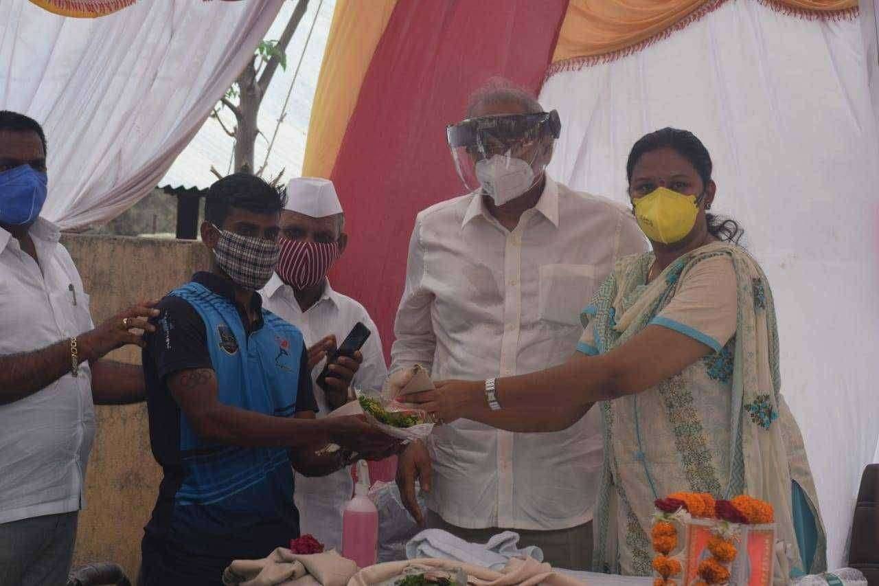 प्राथमिक आरोग्य केंद्र बोराडी अंतर्गत येणारे उपकेंद्र कोडीद, मालकातर, बुड़की येथे लसीकरण स्थळी खासदार डॉ.हिनाताई गावीत ह्यांची भेट व जनजागृती संवाद.