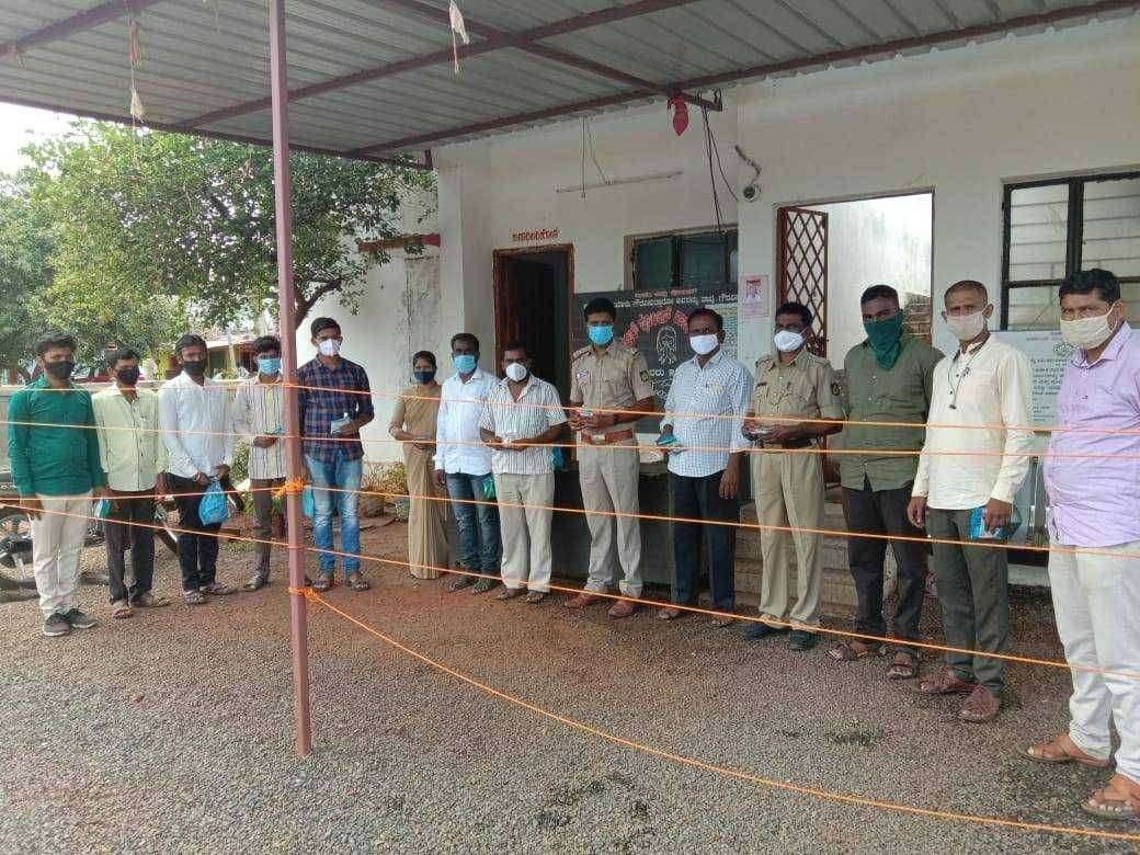 सविता न्हावी ट्रस्टच्या वतीने पोलिसांना मास्क सनिटायझर वाटप...